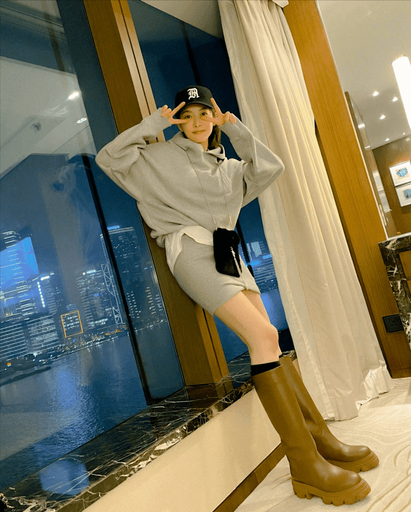 宋茜机场街拍：穿皮草像“火烈鸟”，冬天穿破洞牛仔裤让人看不懂