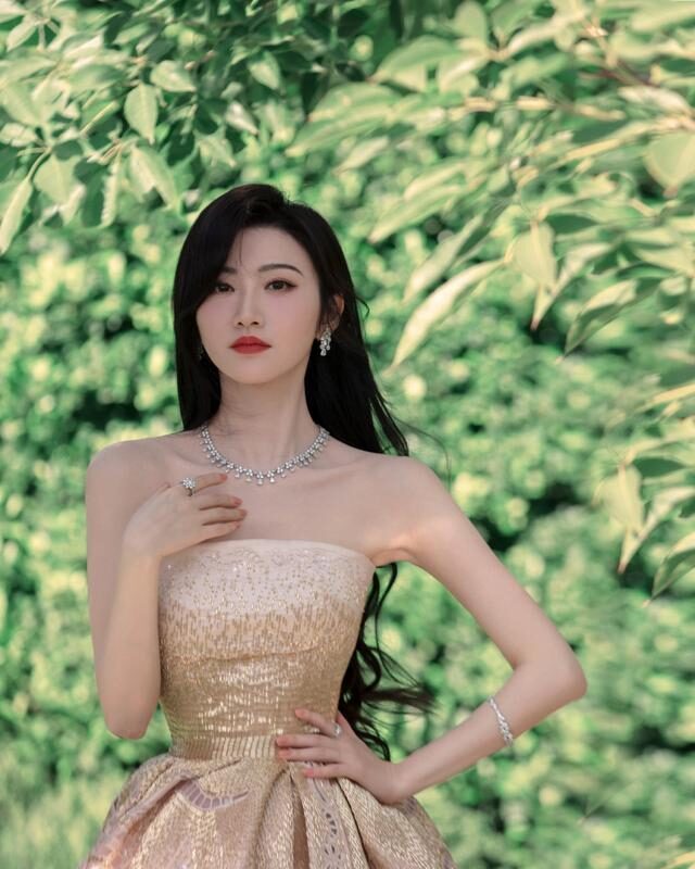 景甜穿香槟裙出席芭莎慈善夜,优雅华贵白到发光