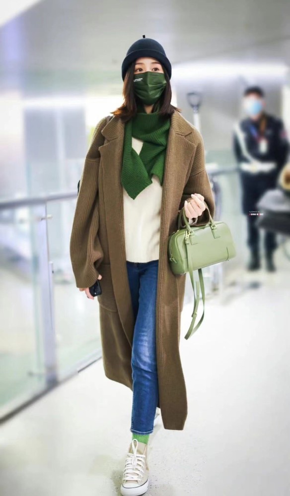 张钧甯机场街拍:大衣牛仔裤打扮保暖又拉风,穿出了时尚高级风
