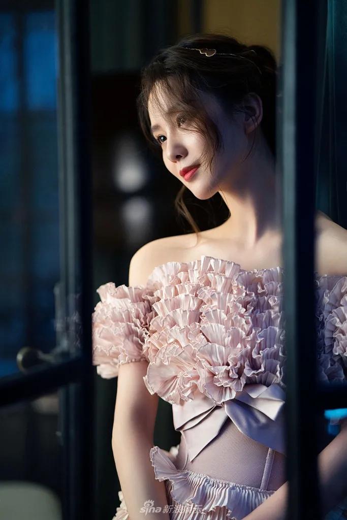 刘诗诗穿粉花抹胸裙秀香肩美背!性感甜美气质真好!