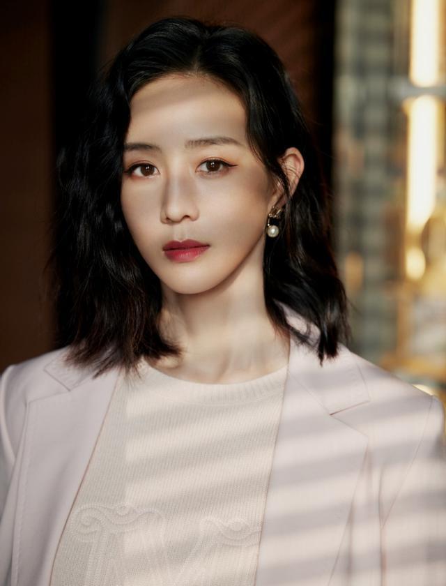 张钧甯穿西装搭配短裤腿长惊艳,配色温柔减龄太有气质