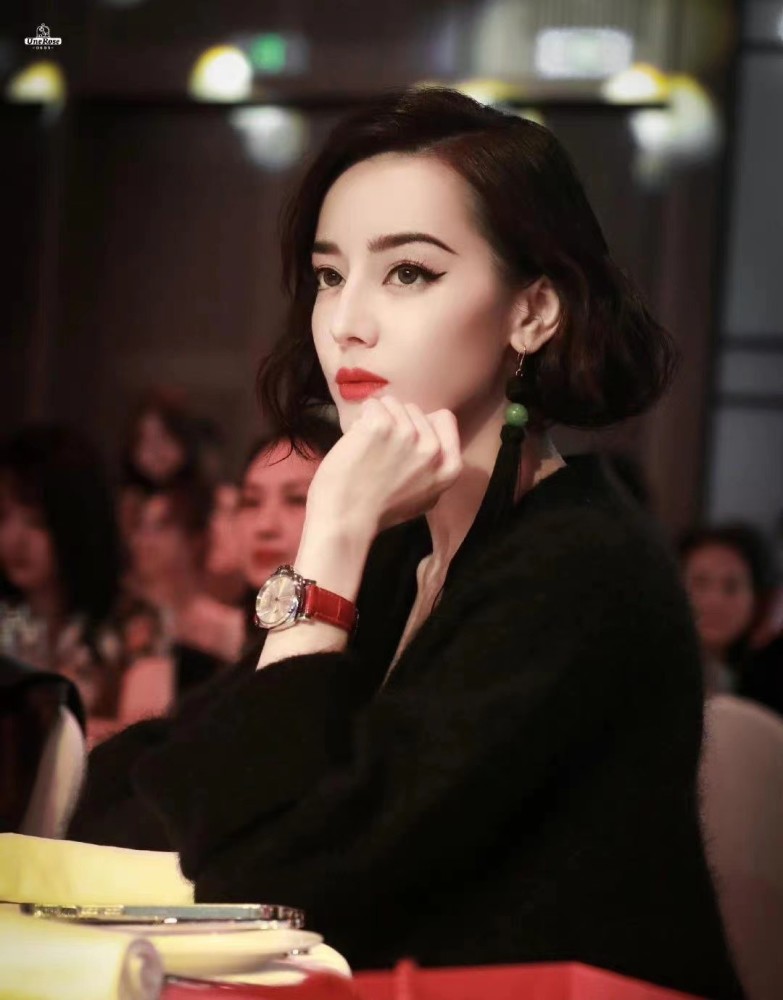 热巴红毯秀短发造型显老,美感全靠身材撑