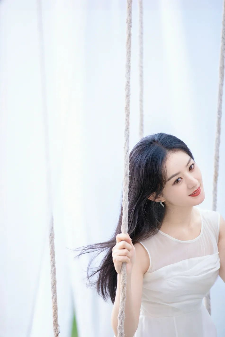 赵丽颖穿白纱裙温婉优雅!温婉优雅让人心动!