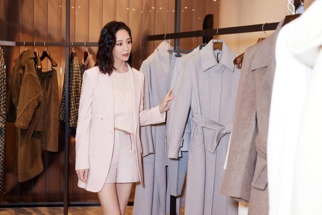 张钧甯穿西装搭配短裤腿长惊艳,配色温柔减龄太有气质