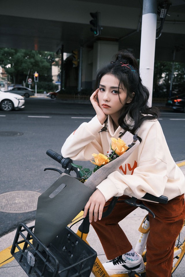 白鹿私服穿休闲卫衣穿出“港风美”，衣品越来越好了！