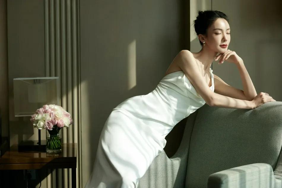 金晨穿白色吊带长裙超美!娇嫩性感惊艳众生