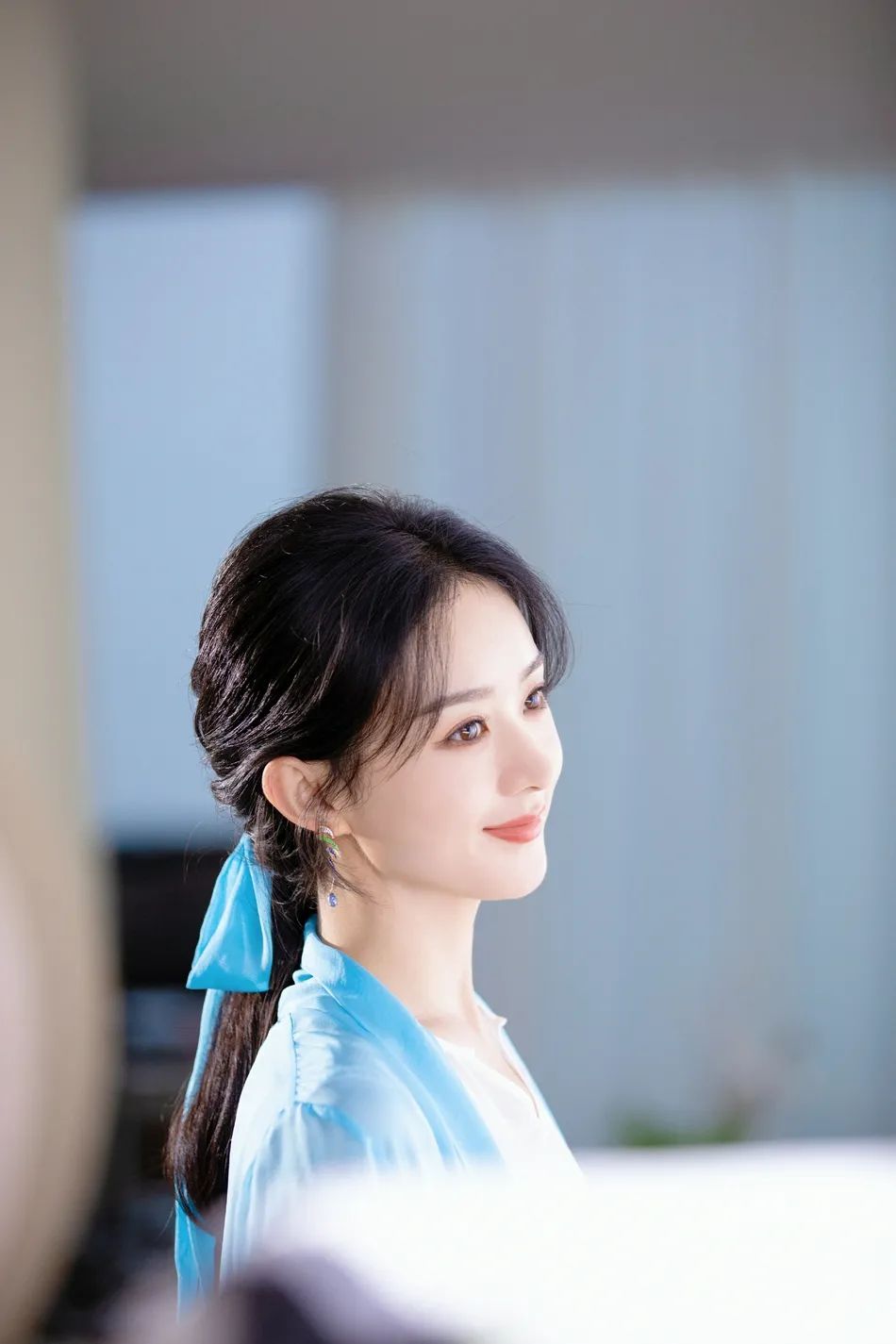 赵丽颖穿白纱裙温婉优雅!温婉优雅让人心动!