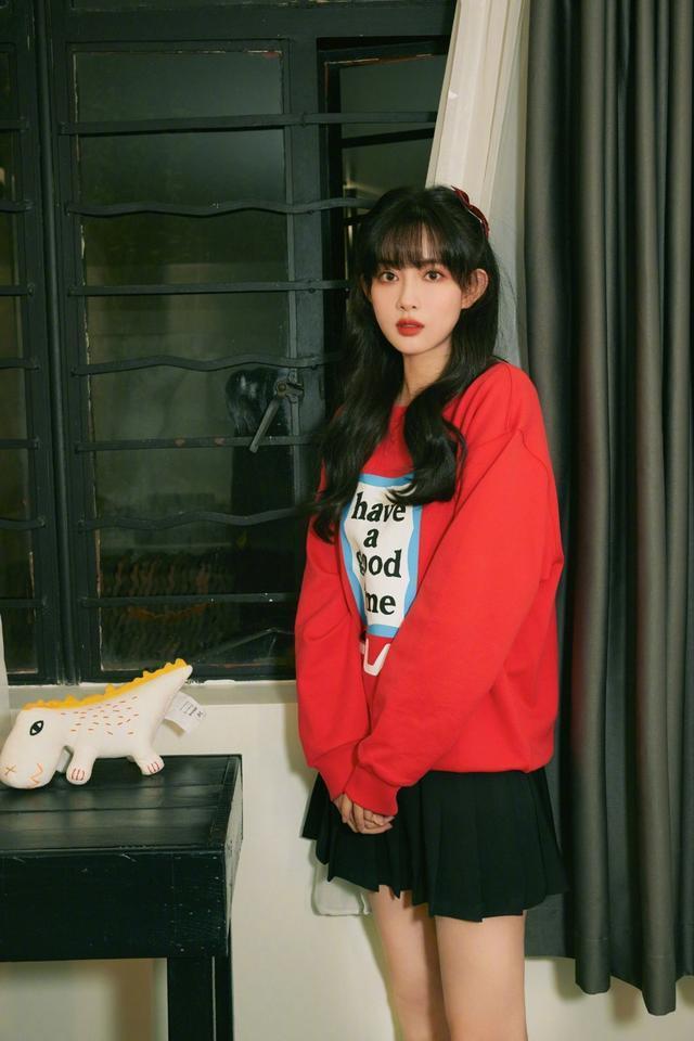 孟子义穿卫衣搭配百褶裙装扮学生妹，青春减龄少女感十足 时尚 第2张