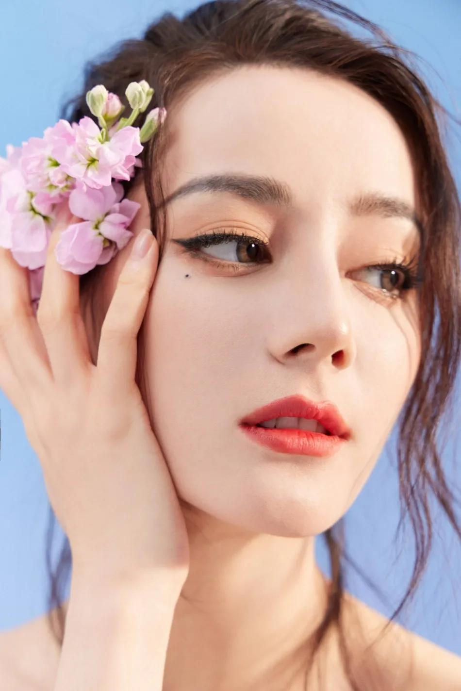 迪丽热巴穿抹胸碎花长裙变花仙子!性感撩人太美丽