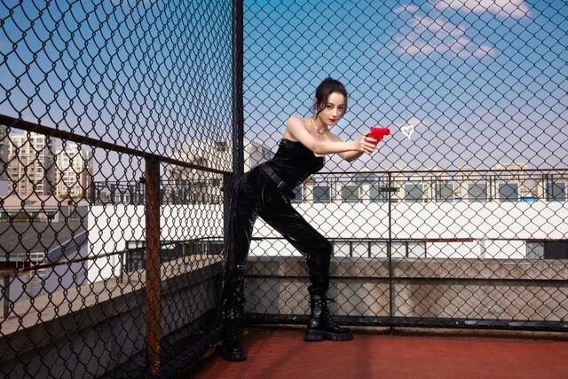 热巴穿低胸装性感又迷人,真是又酷又飒