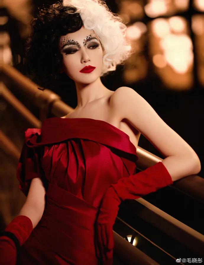 毛晓彤变身黑白魔女库伊拉!雪肤玉貌太性感妖艳
