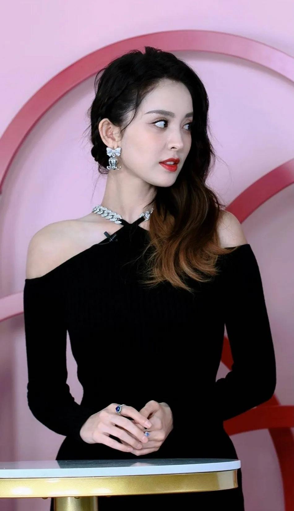 古力娜扎穿纯黑长裙真美艳!展露香肩性感御姐魅力十足