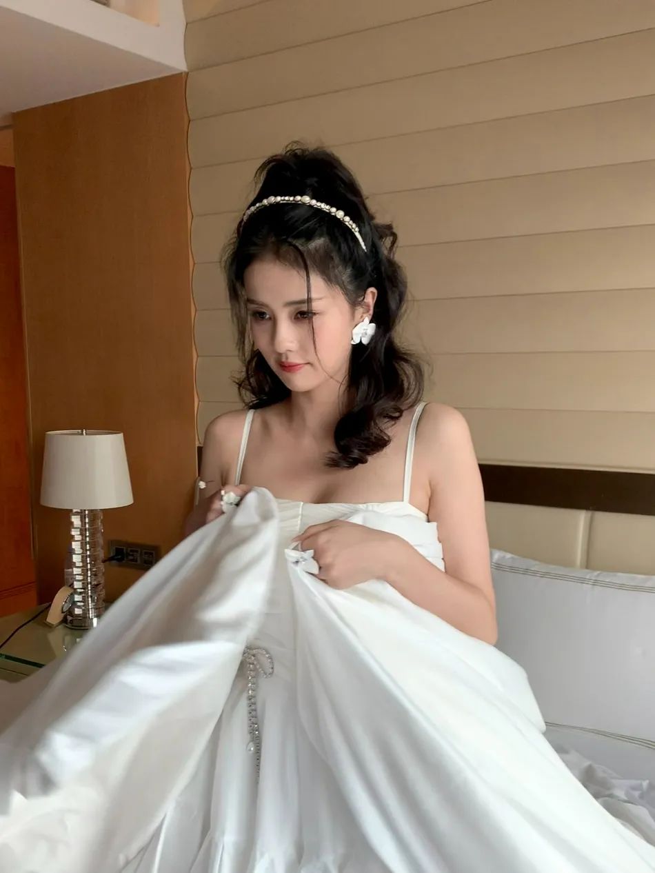 白鹿穿白色蓬蓬裙超甜美!肤白貌美性感可人
