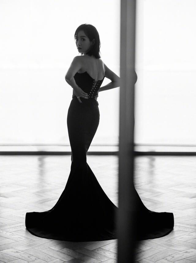 宋茜穿低胸裙开叉到腹部，凹凸感太性感了