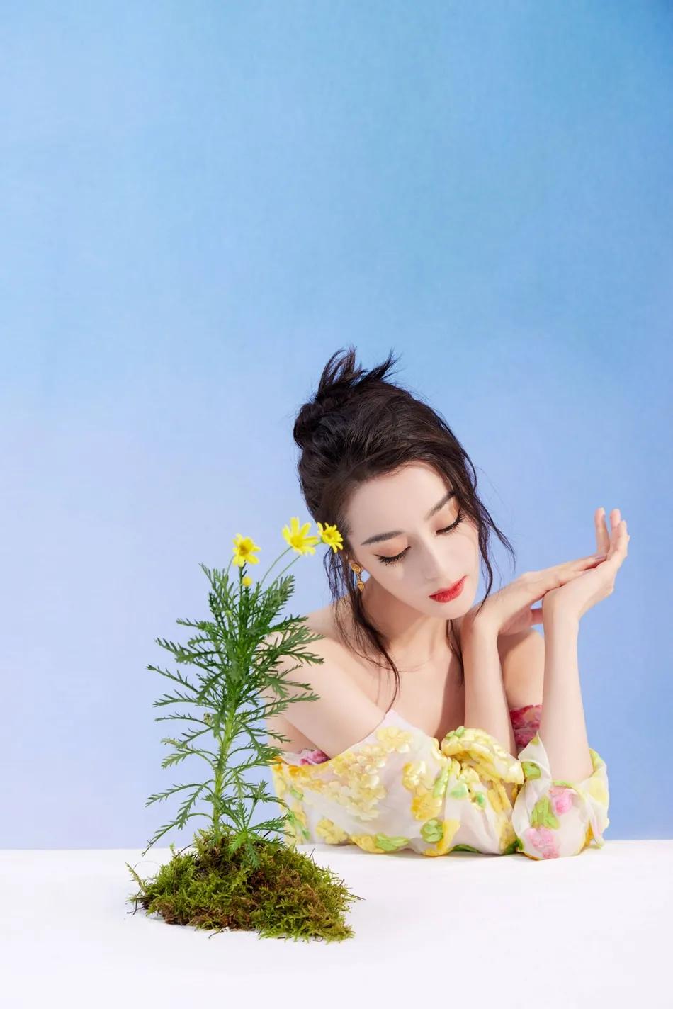 迪丽热巴穿抹胸碎花长裙变花仙子!性感撩人太美丽