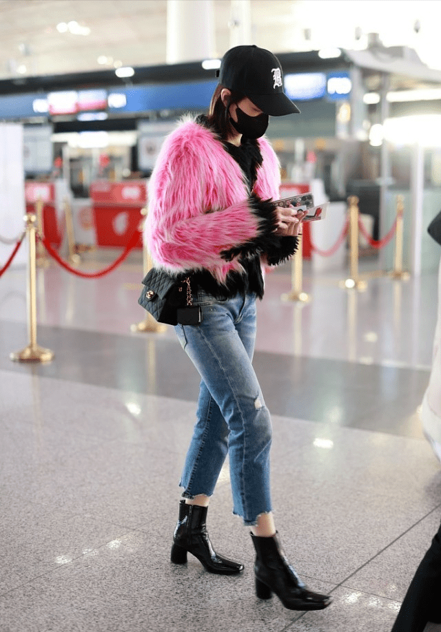宋茜机场街拍：穿皮草像“火烈鸟”，冬天穿破洞牛仔裤让人看不懂