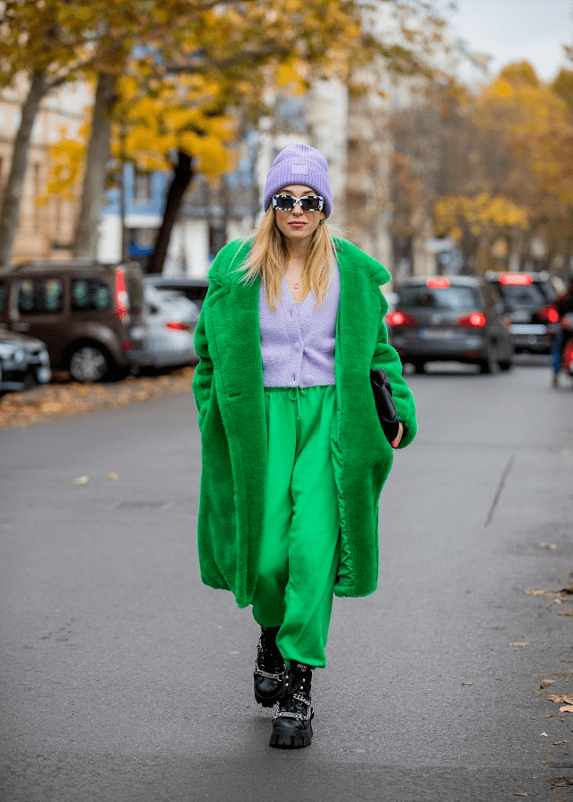 欧美街拍:今年冬季泰迪熊大衣,谁穿都显瘦好看