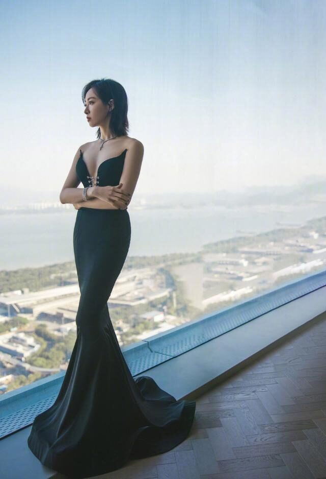 宋茜穿低胸裙开叉到腹部，凹凸感太性感了