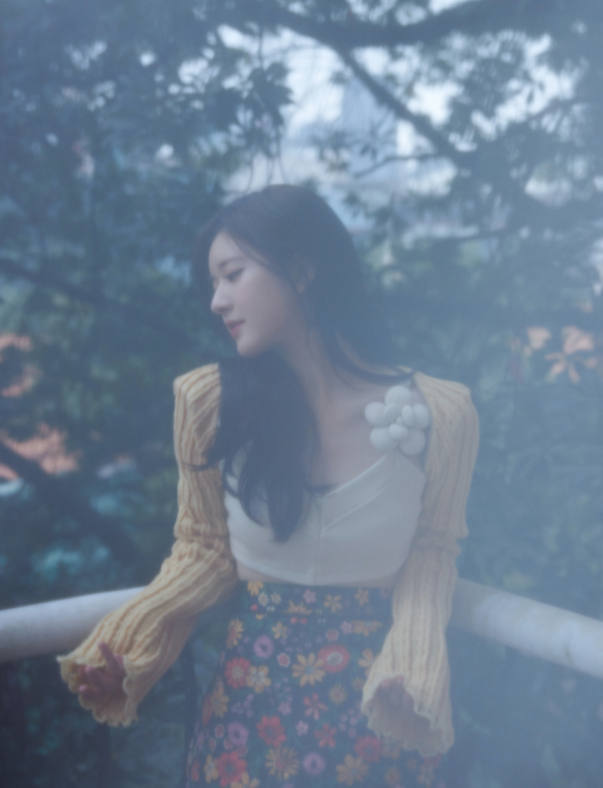 赵露思把毛衣穿出花来,吊带裙配毛衣披风身材娇俏人更可爱