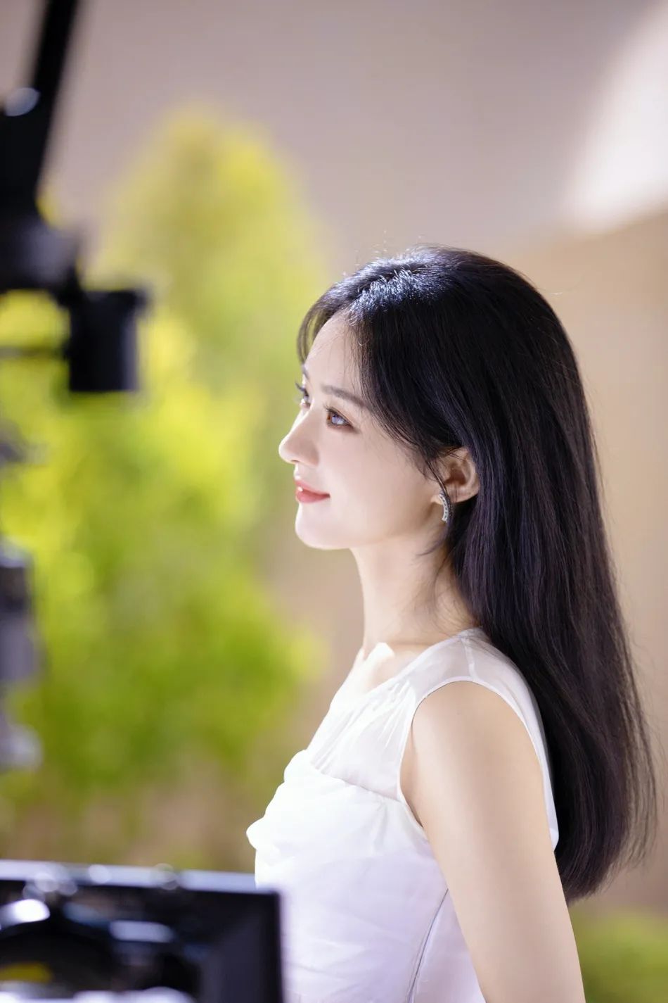 赵丽颖穿白纱裙温婉优雅!温婉优雅让人心动!