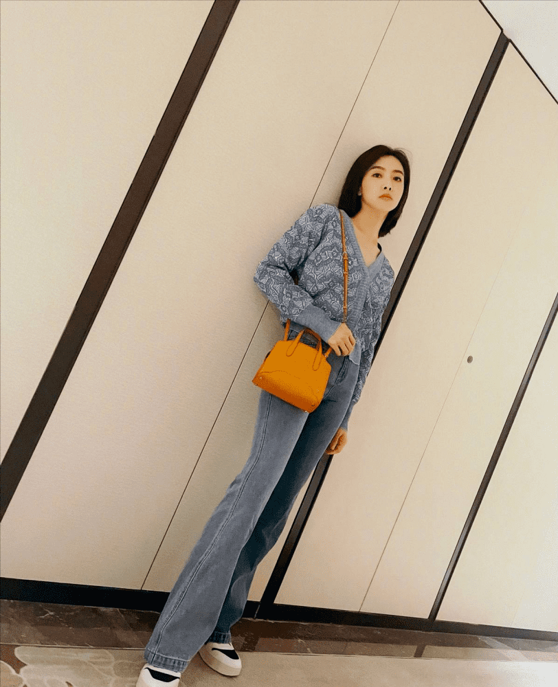 宋茜机场街拍：穿皮草像“火烈鸟”，冬天穿破洞牛仔裤让人看不懂