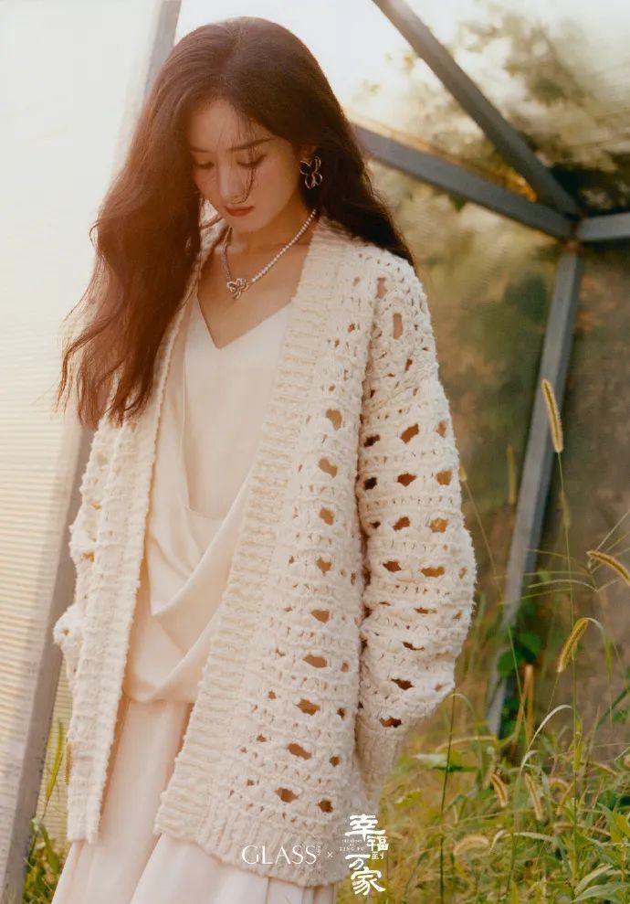 赵丽颖穿镂空毛衣搭配连衣裙，气质愈发大气从容
