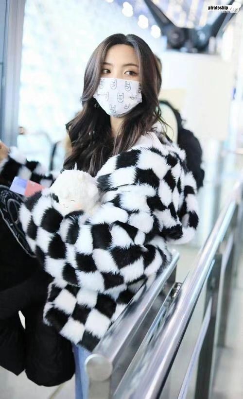 杨超越机场街拍：毛绒外套御寒又时尚，气质越来越好