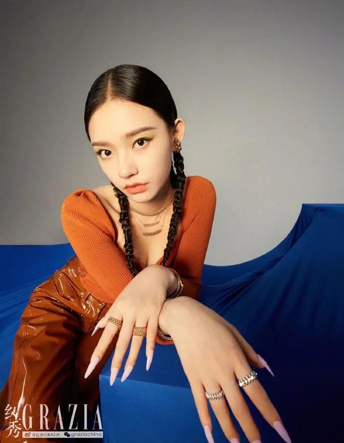 当红女星林允摩登撞色大片超艳丽!性感撩人