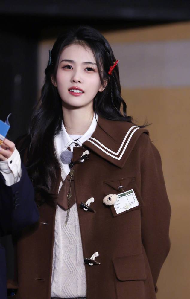 白鹿穿学院百褶裙像“未成年”!轻松打造甜美可爱风