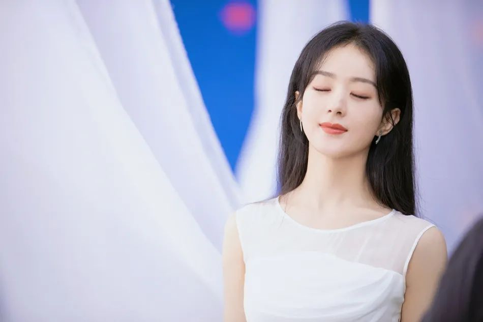 赵丽颖穿白纱裙温婉优雅!温婉优雅让人心动!