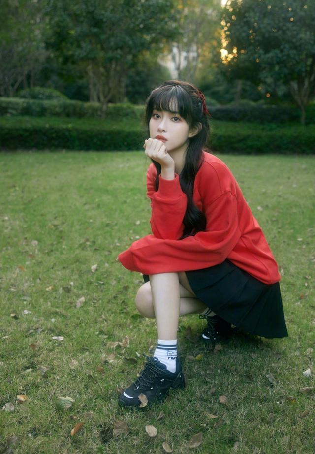 孟子义穿卫衣搭配百褶裙装扮学生妹，青春减龄少女感十足 时尚 第5张