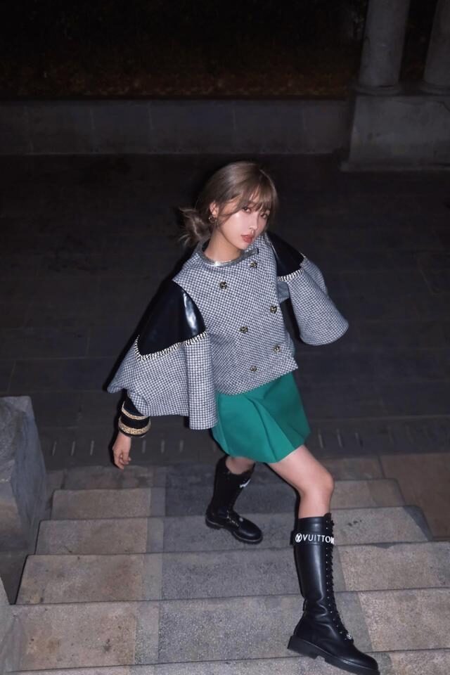 虞书欣冬天还穿小短裙秀腿,纯欲风打扮满分