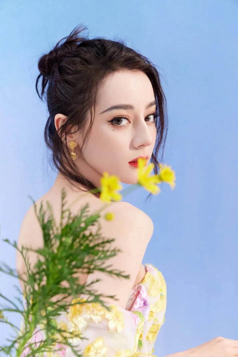 迪丽热巴穿抹胸碎花长裙变花仙子!性感撩人太美丽