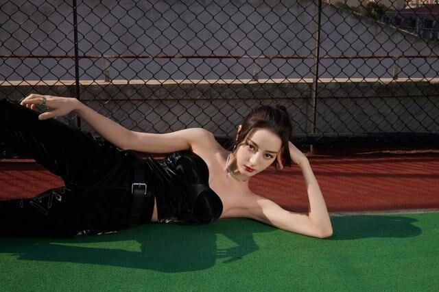 热巴穿低胸装性感又迷人,真是又酷又飒