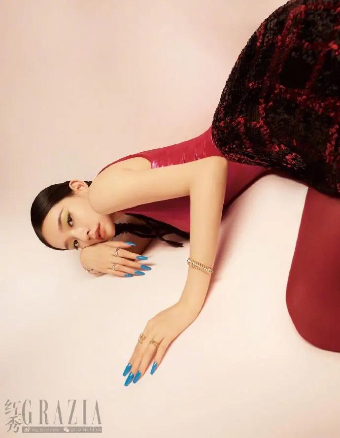 当红女星林允摩登撞色大片超艳丽!性感撩人