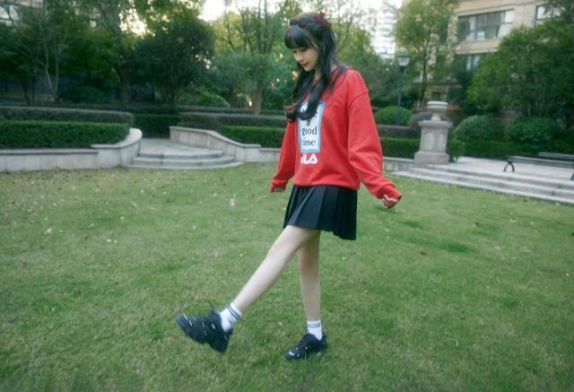 孟子义穿卫衣搭配百褶裙装扮学生妹，青春减龄少女感十足 时尚 第7张