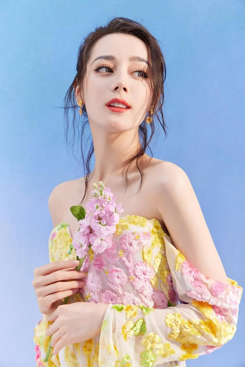 迪丽热巴穿抹胸碎花长裙变花仙子!性感撩人太美丽