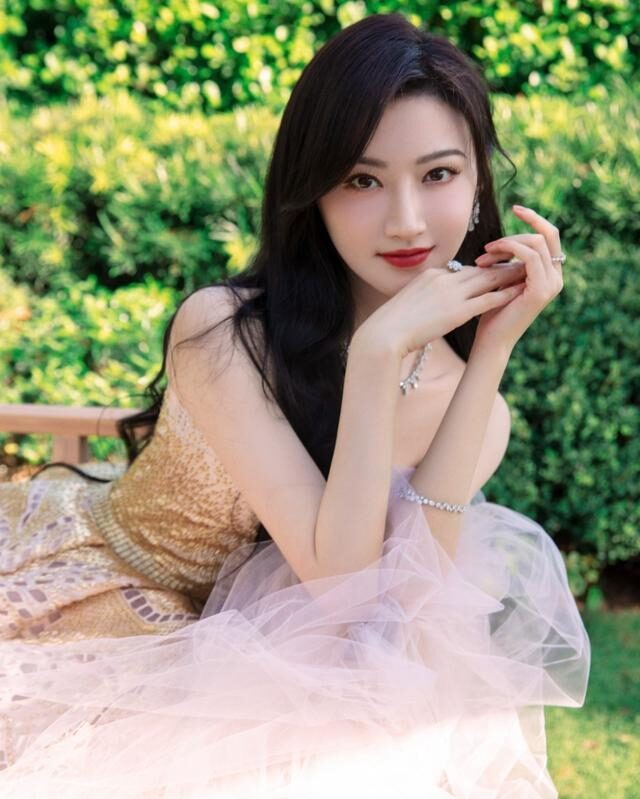 景甜穿香槟裙出席芭莎慈善夜,优雅华贵白到发光