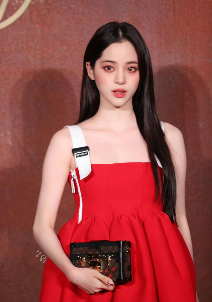 欧阳娜娜亮相LV秀，红裙造型走“甜欲风”性感又甜美