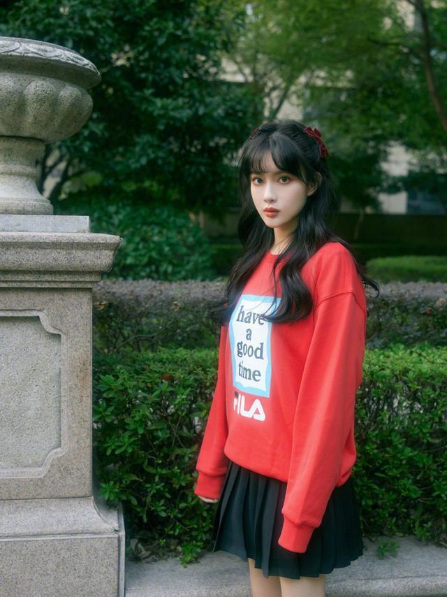 孟子义穿卫衣搭配百褶裙装扮学生妹，青春减龄少女感十足 时尚 第6张