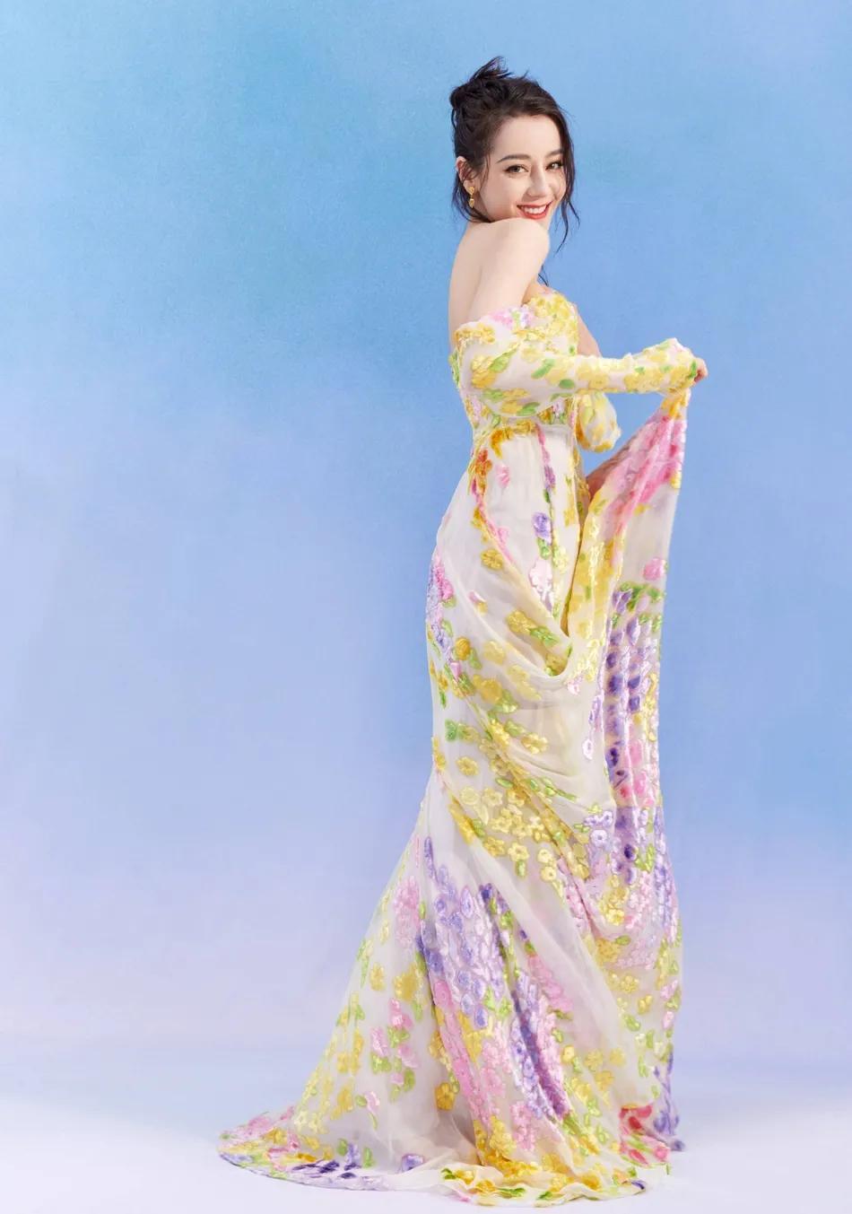 迪丽热巴穿抹胸碎花长裙变花仙子!性感撩人太美丽