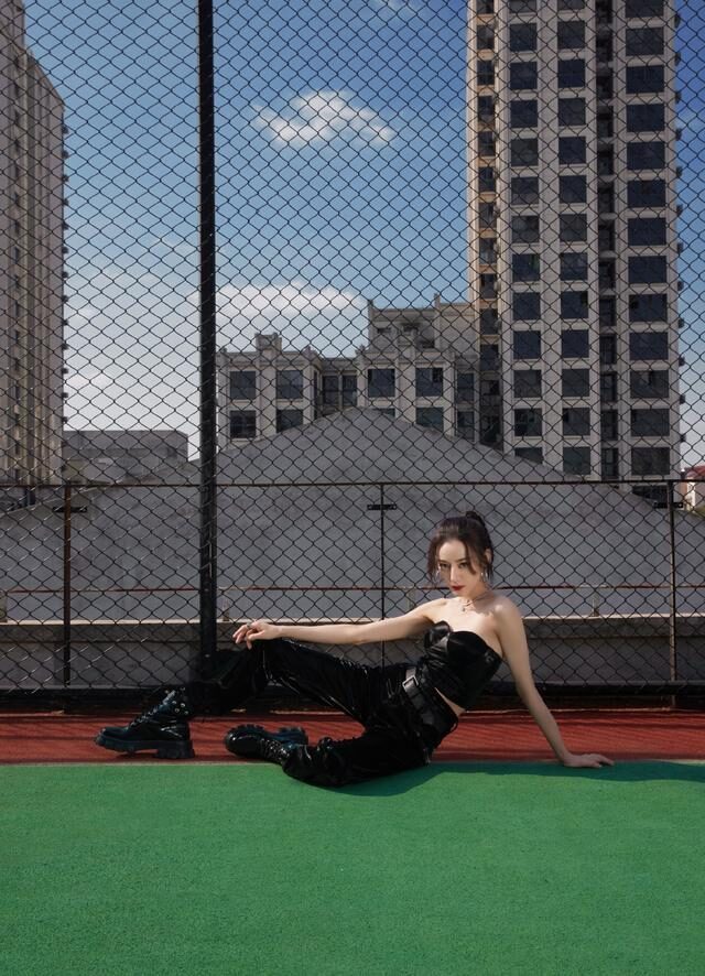 热巴穿低胸装性感又迷人,真是又酷又飒