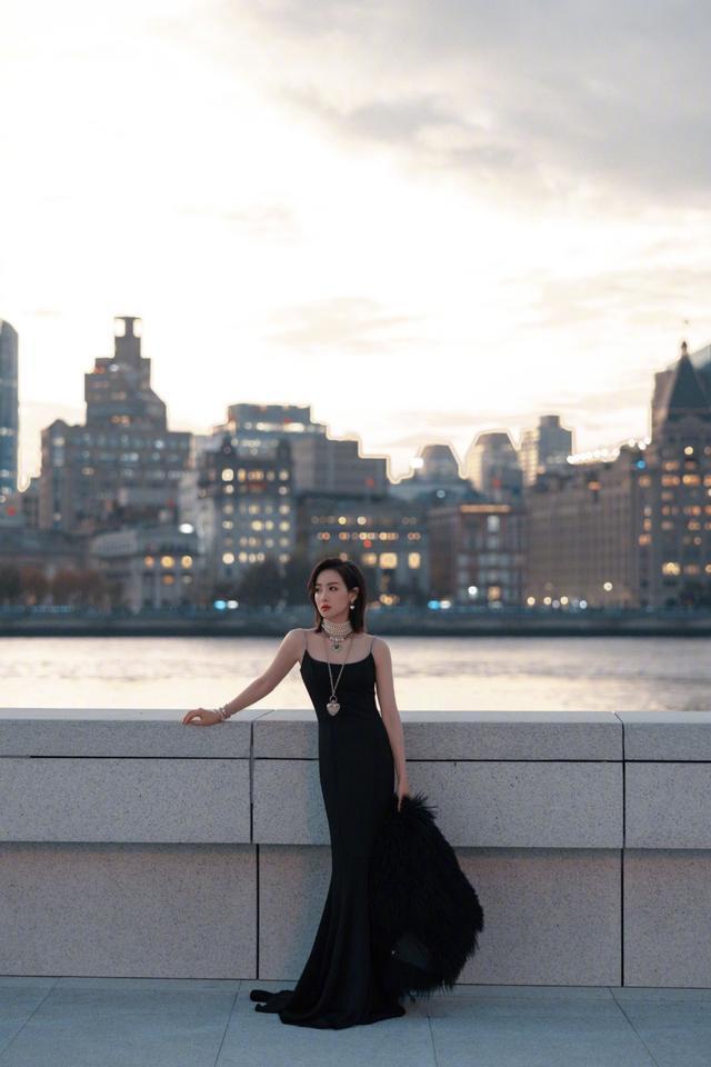 宋茜穿吊带裙打扮优雅魅惑，外套披着不穿超个性