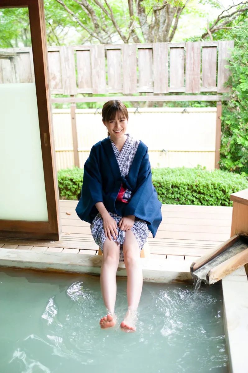 日本女星生田绘梨花温泉浴衣美图!笑容甜美,魅力十足。