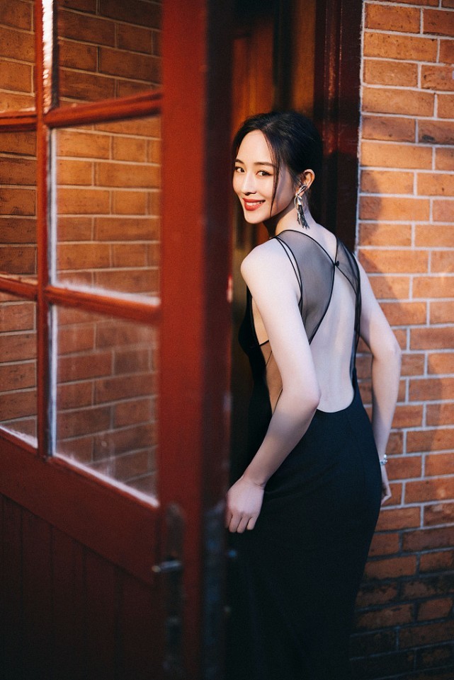 张钧甯穿“露背”黑裙装，性感迷人美丽依旧