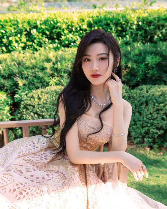 景甜穿香槟裙出席芭莎慈善夜,优雅华贵白到发光