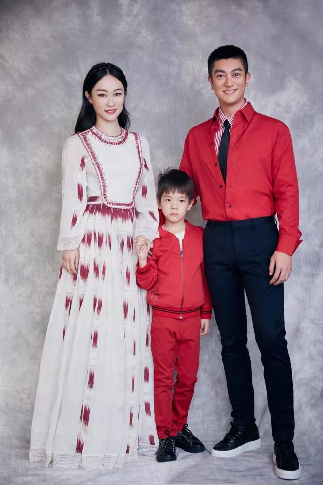 杨颖霍思燕隔空撞衫,同一款宫廷复古印花连衣裙谁穿更好看