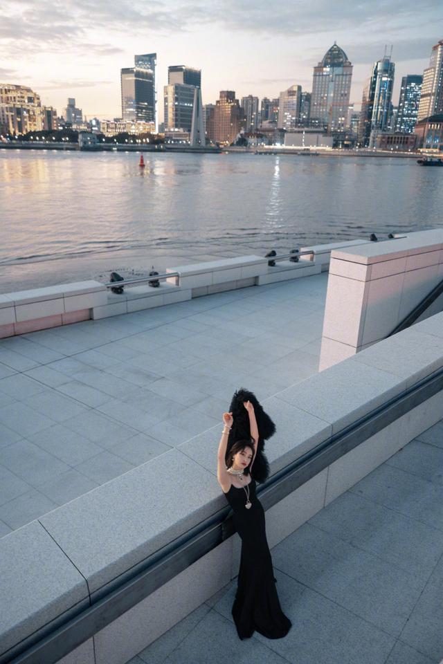 宋茜穿吊带裙打扮优雅魅惑，外套披着不穿超个性