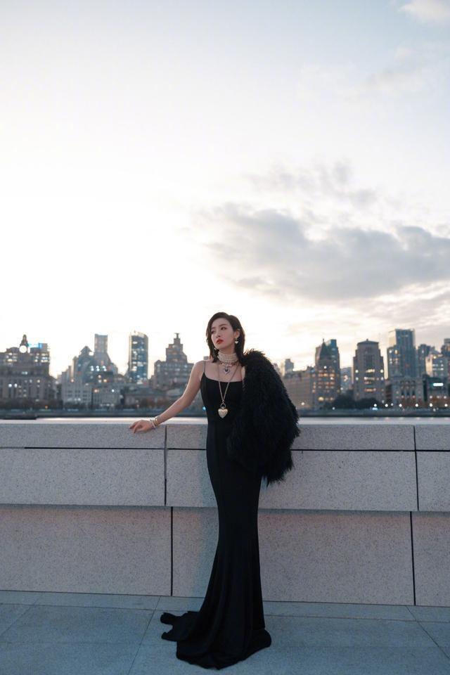 宋茜穿吊带裙打扮优雅魅惑，外套披着不穿超个性