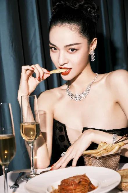 钟楚曦穿黑色抹胸长裙超美艳!五官精致性感妩媚